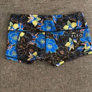 FLEO black petal LRC M